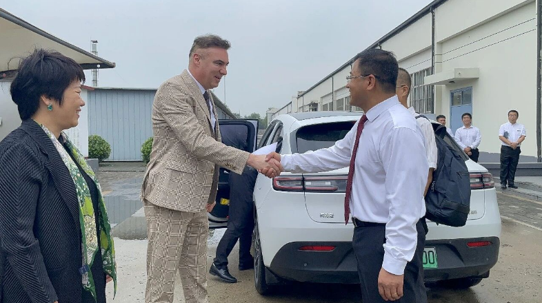 Ambassador Sini&scaron;a Berjan arriving and being welcomed at Tianjin Apas factory