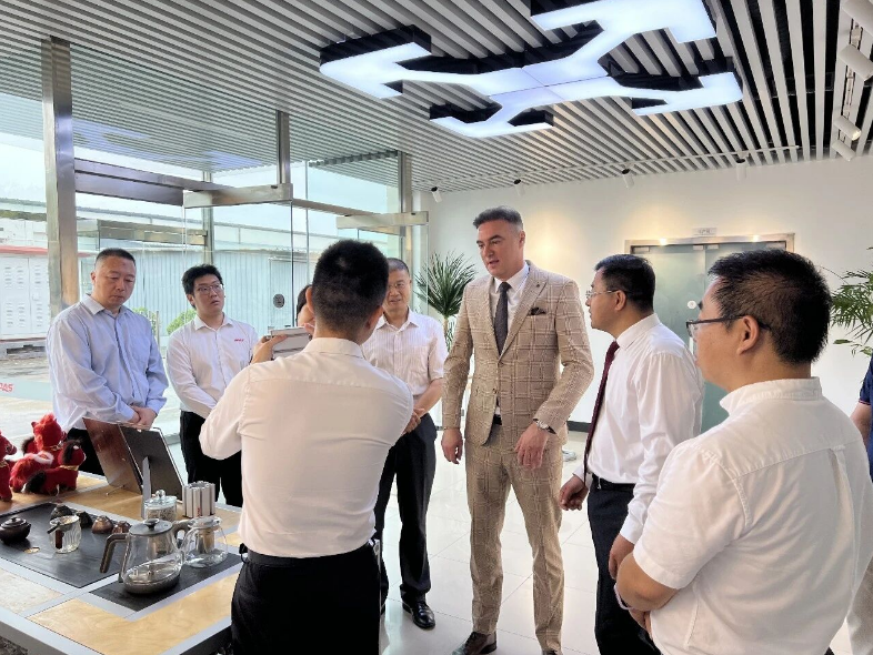 Delegation observing the automated industrial aluminum profile production line