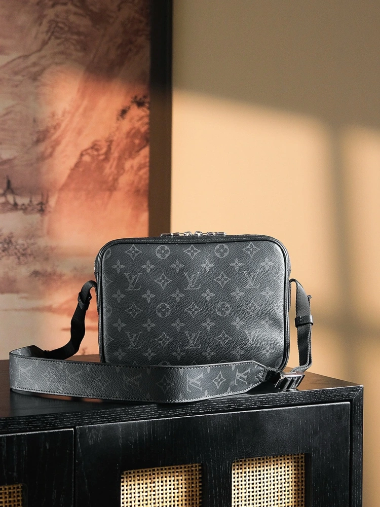LV OUTDOOR Crossbody Bag M30233