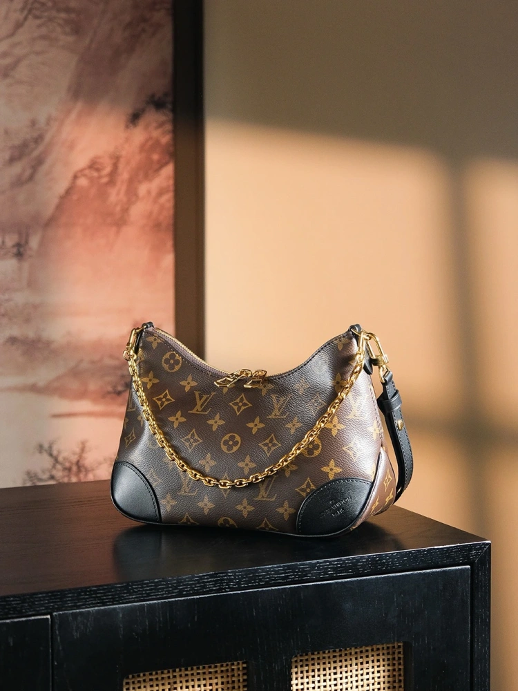 LV shoulder bag m45831