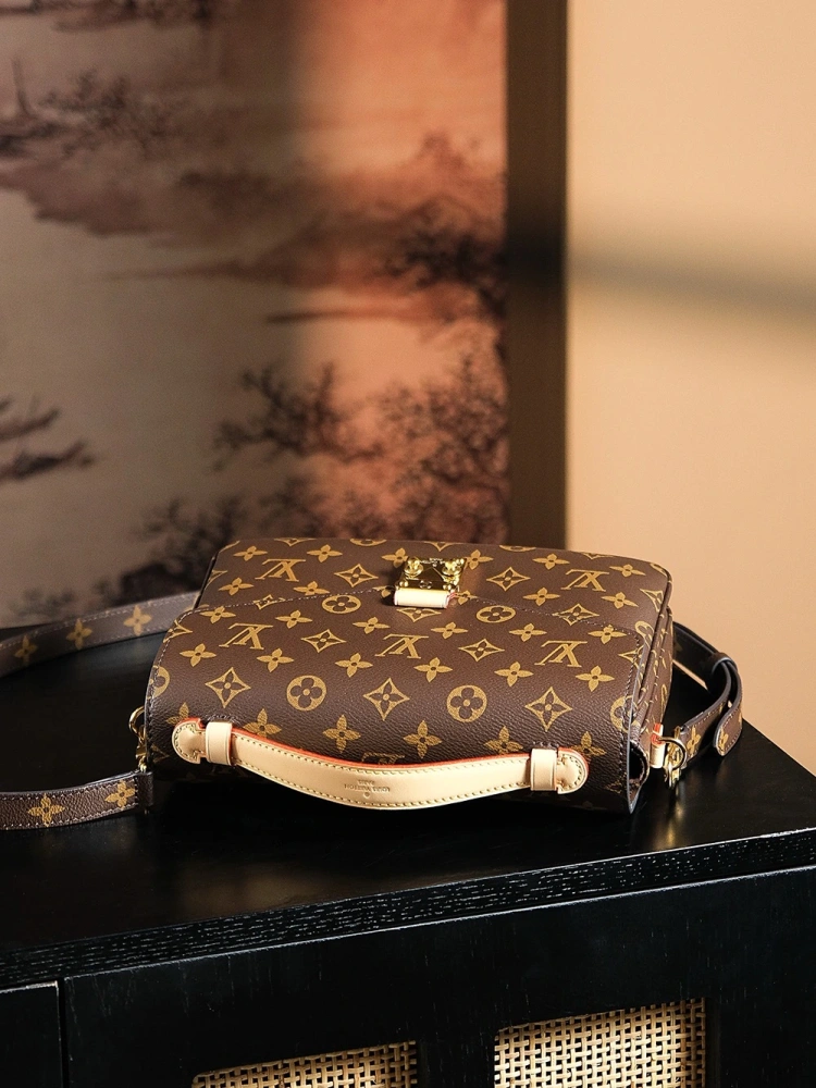 LV pochette métis m44875