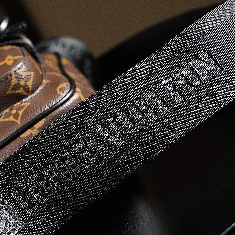 LV Ques messenger bag