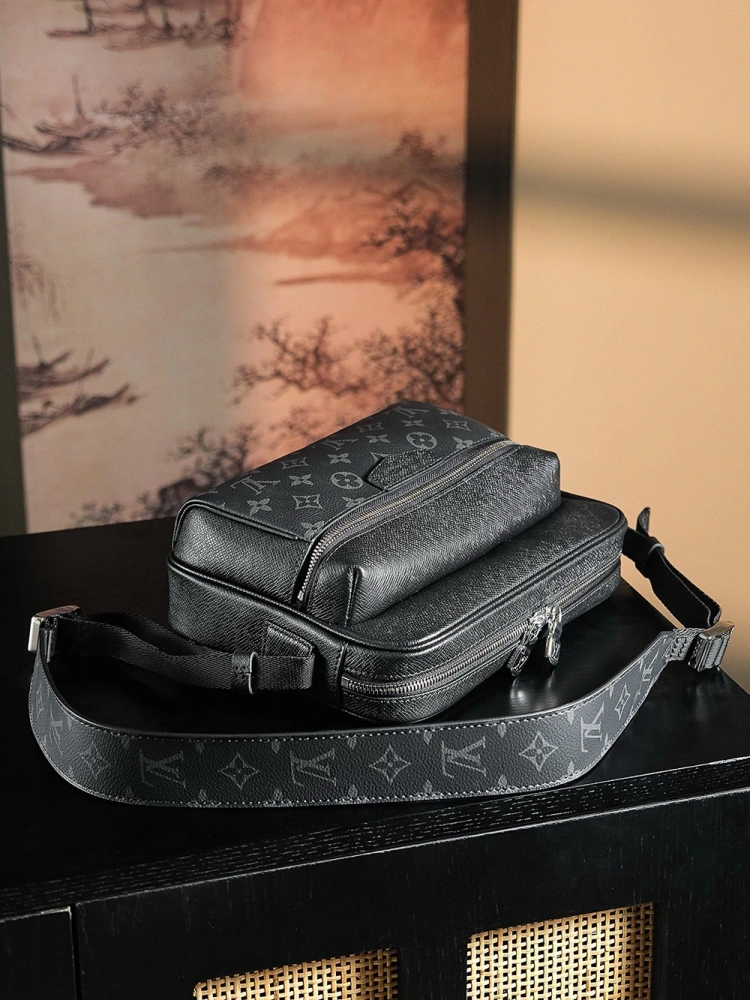 LV OUTDOOR Crossbody Bag M30233