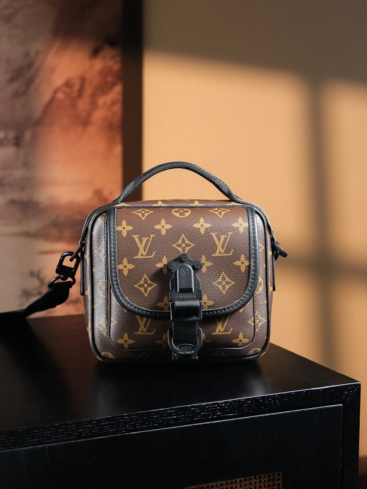 LV Ques messenger bag