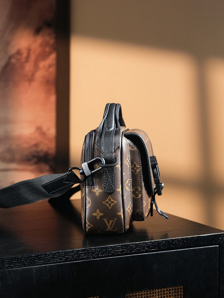 LV Ques messenger bag