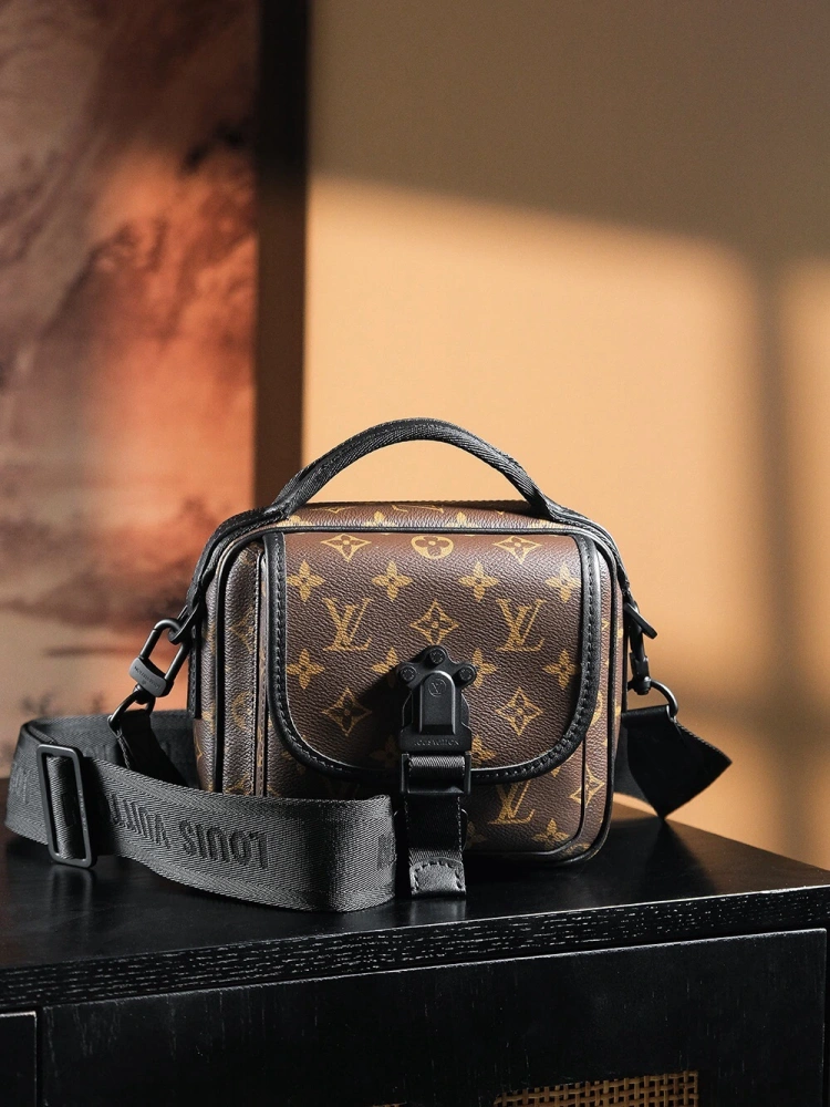 LV Ques messenger bag