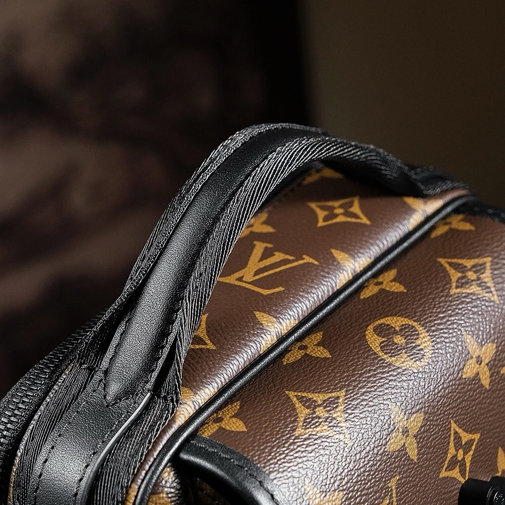 LV Ques messenger bag