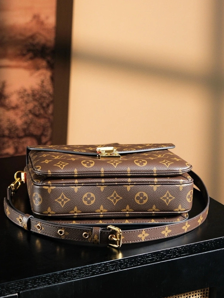 LV pochette métis m44875