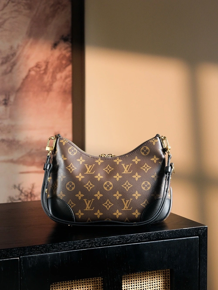 LV shoulder bag m45831