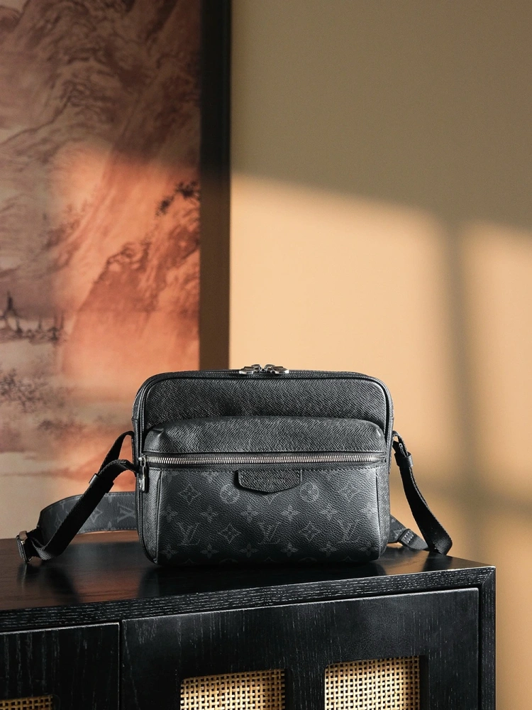 LV OUTDOOR Crossbody Bag M30233