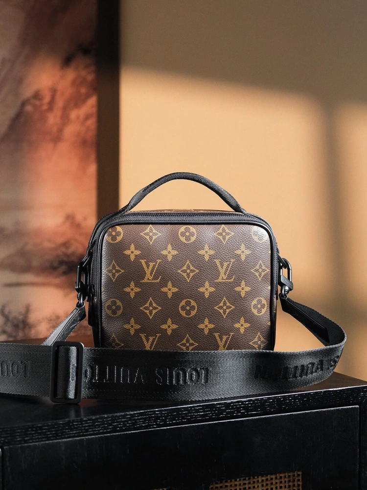 LV Ques messenger bag