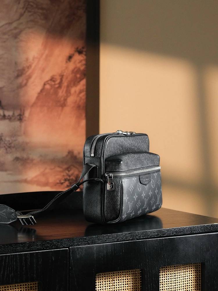 LV OUTDOOR Crossbody Bag M30233