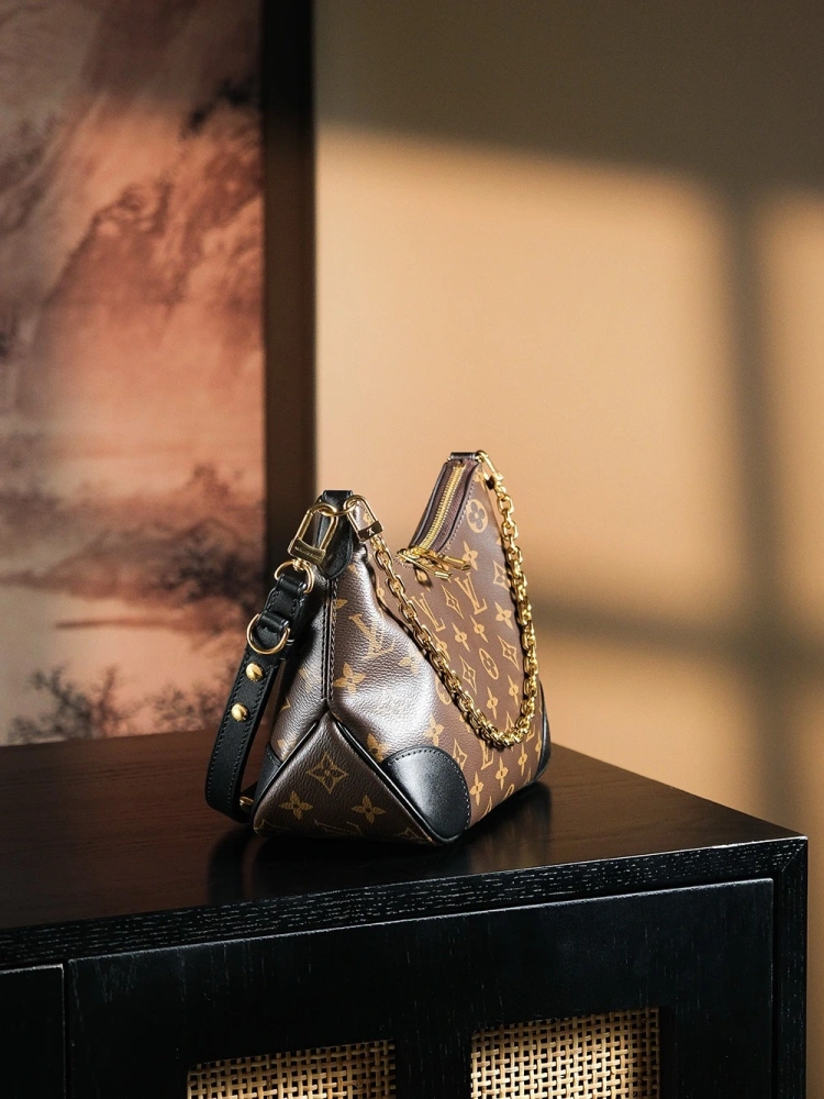 LV shoulder bag m45831
