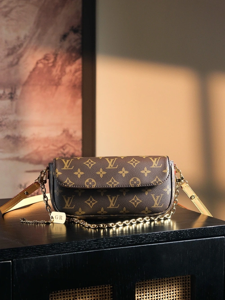 LV pochetteaccessoires