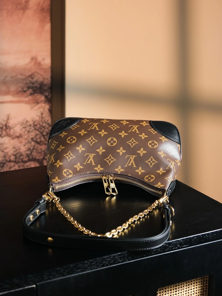 LV shoulder bag m45831