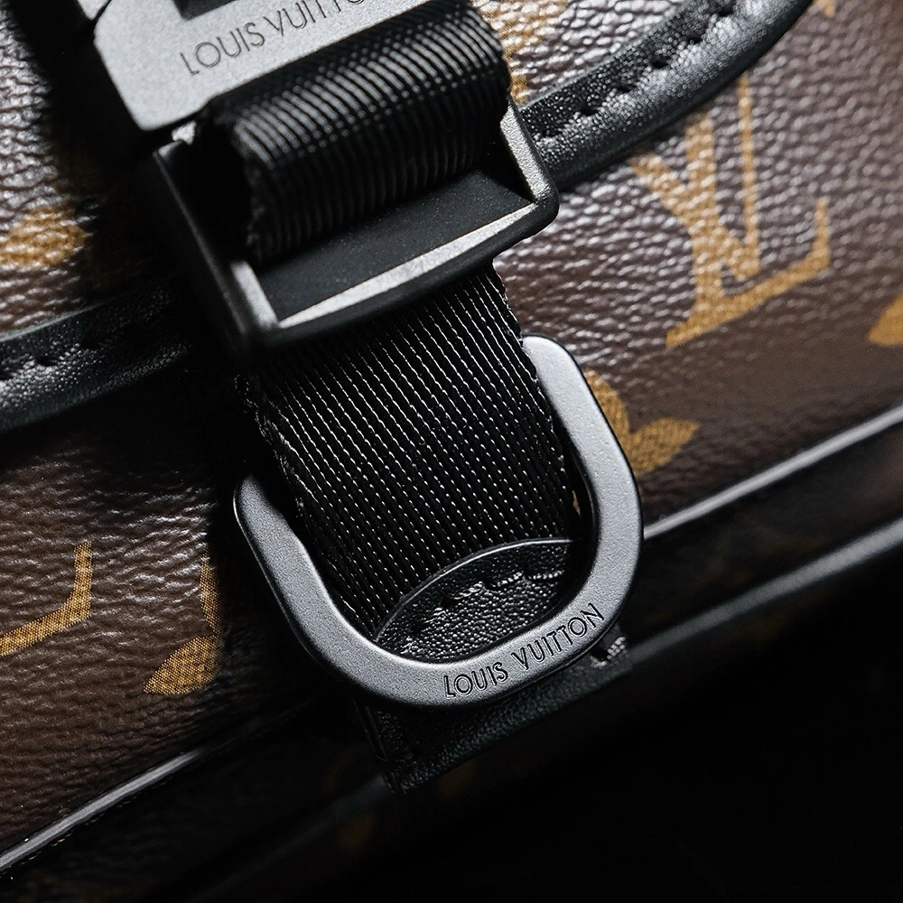 LV Ques messenger bag