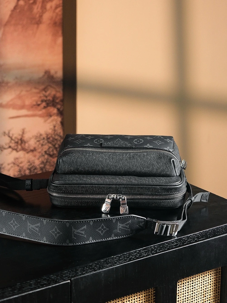 LV OUTDOOR Crossbody Bag M30233