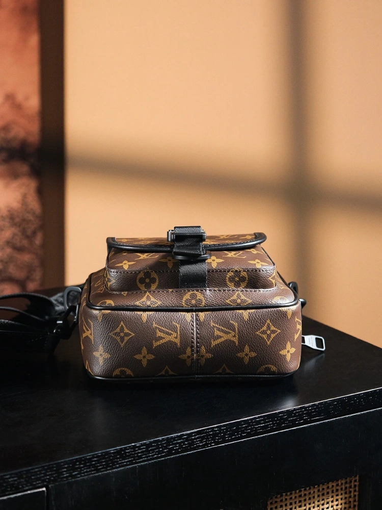 LV Ques messenger bag