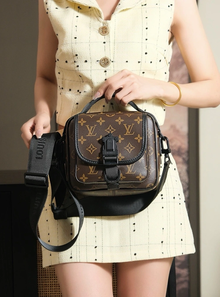 LV Ques messenger bag