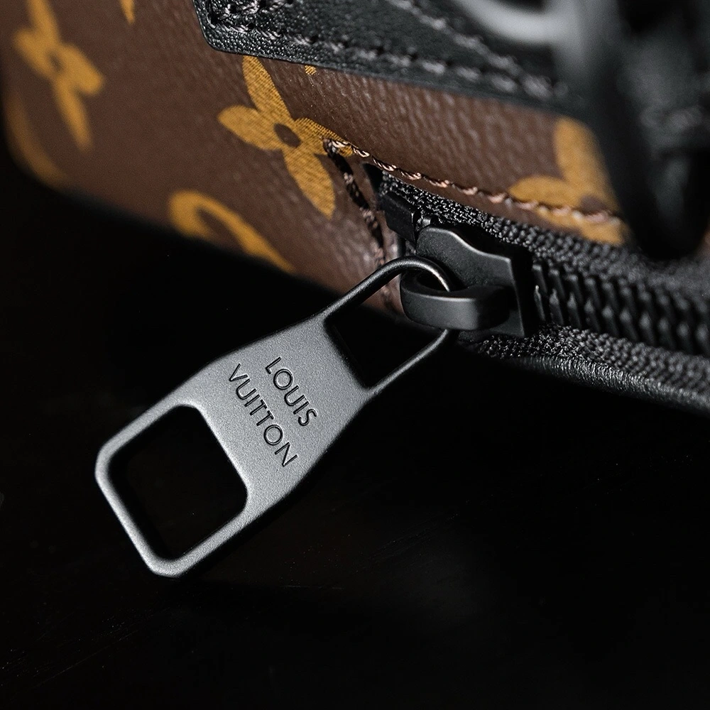 LV Ques messenger bag