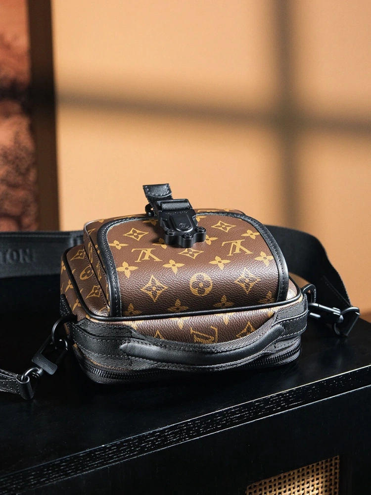 LV Ques messenger bag