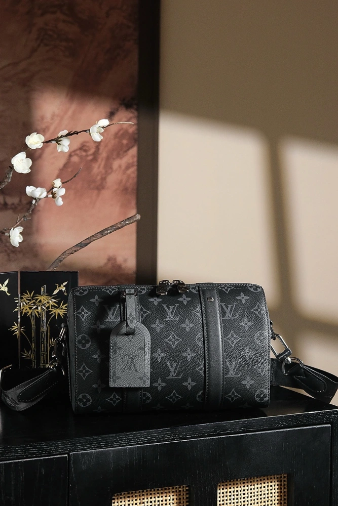 LV Keepall series, the favorite bag for trendy men