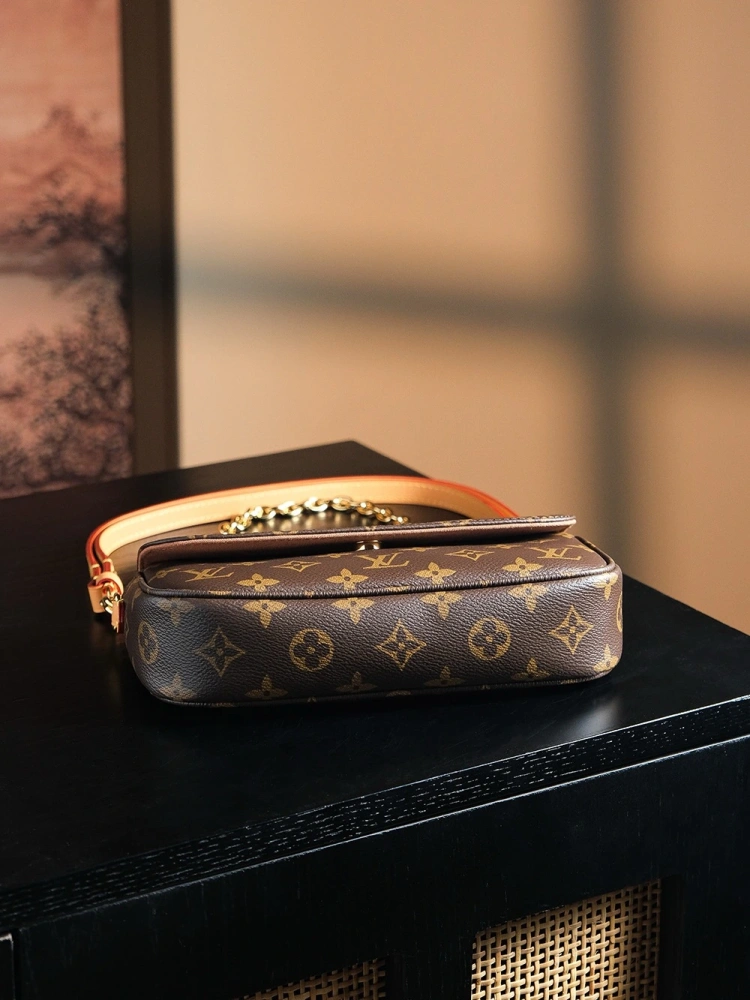 LV pochetteaccessoires