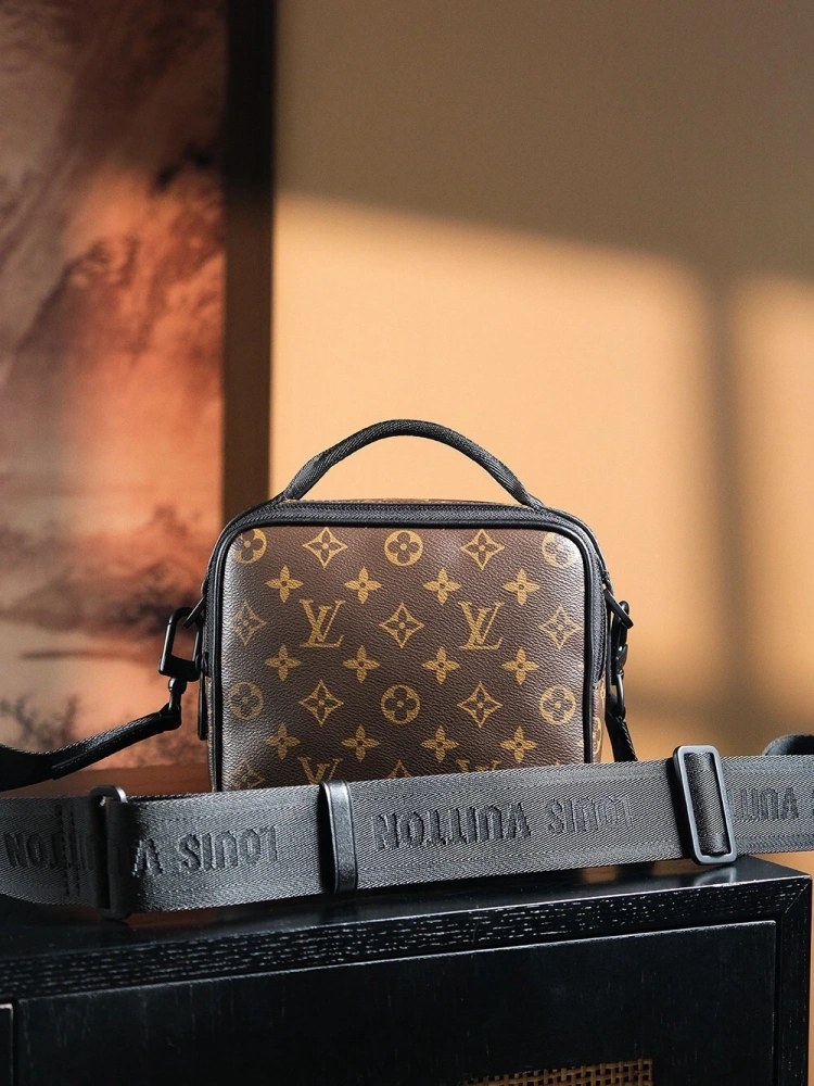 LV Ques messenger bag