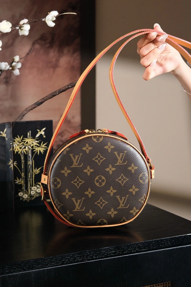 LV BOITECHAPEAUSOUPLE M45578