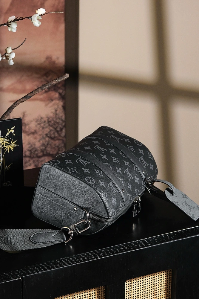 LV Keepall series, the favorite bag for trendy men