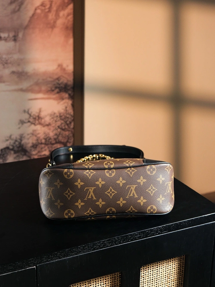 LV shoulder bag m45831
