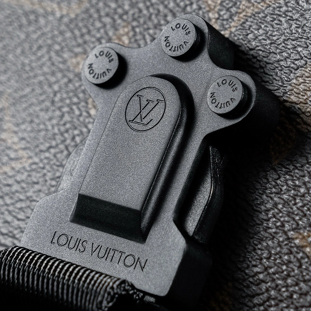 LV Ques messenger bag