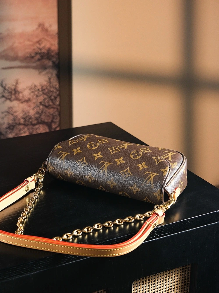 LV pochetteaccessoires