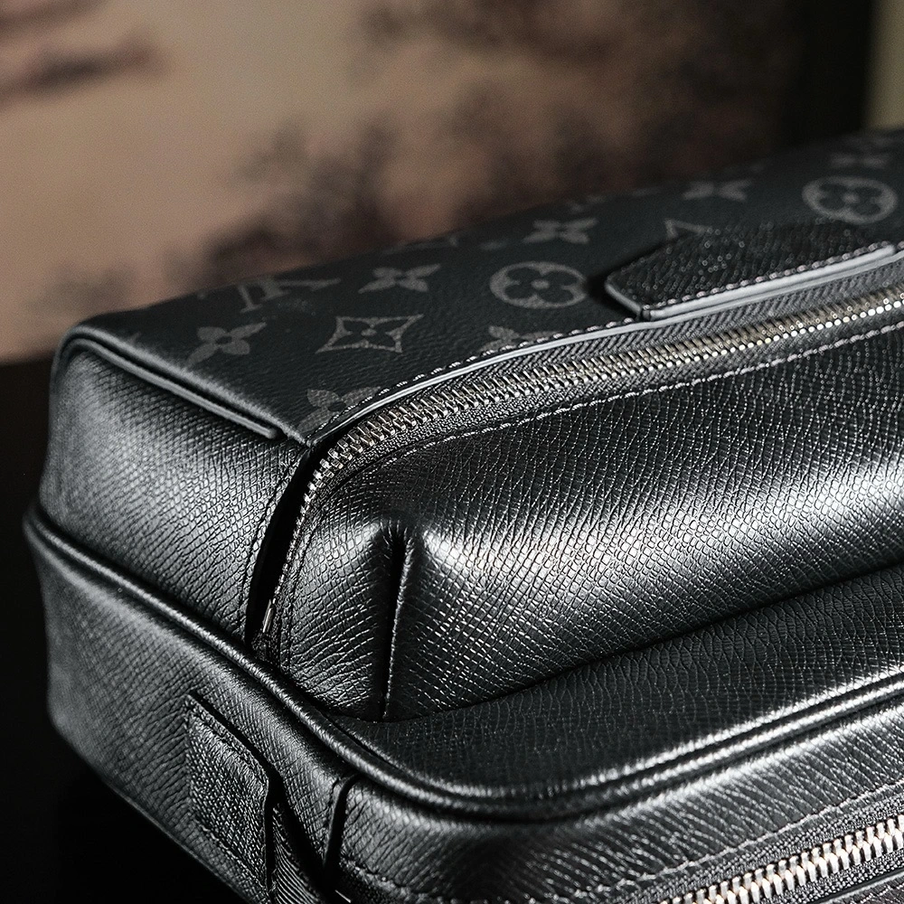 LV OUTDOOR Crossbody Bag M30233
