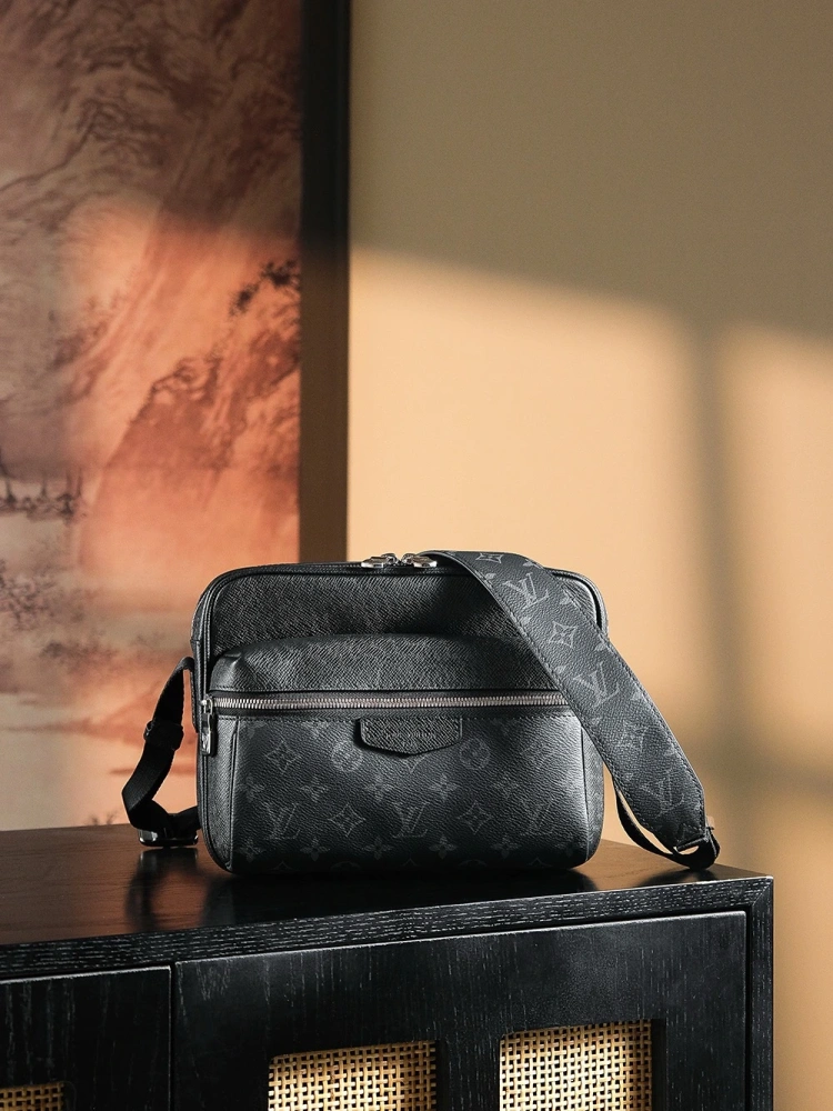 LV OUTDOOR Crossbody Bag M30233