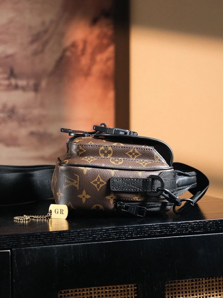 LV Ques messenger bag