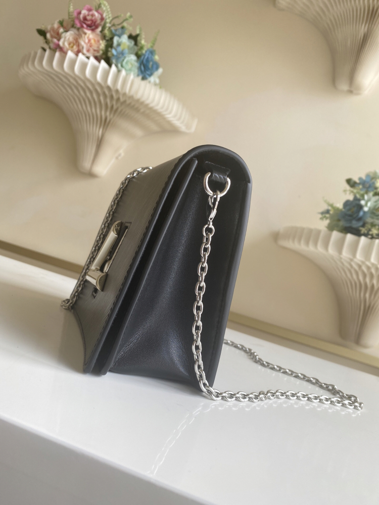 LOUIS VUITTON TWIST BELT CHAIN POUCH M68750 (19*13.5*4.2cm)
