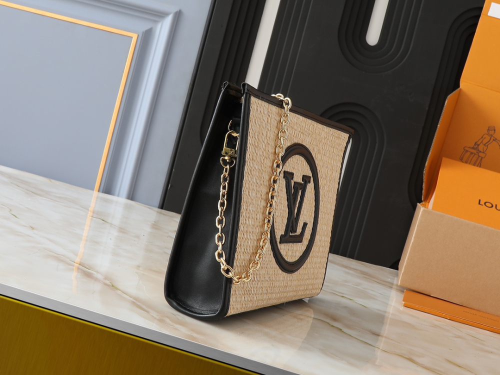 LOUIS VUITTON TOILETRY POUCH ON CHAIN M81366 (9.8*7.9*2.2cm)