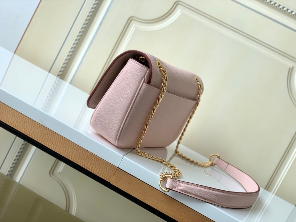 LOUIS VUITTON LOCKME CHAIN BAG EAST WEST M22585 (23.5*14*6cm)