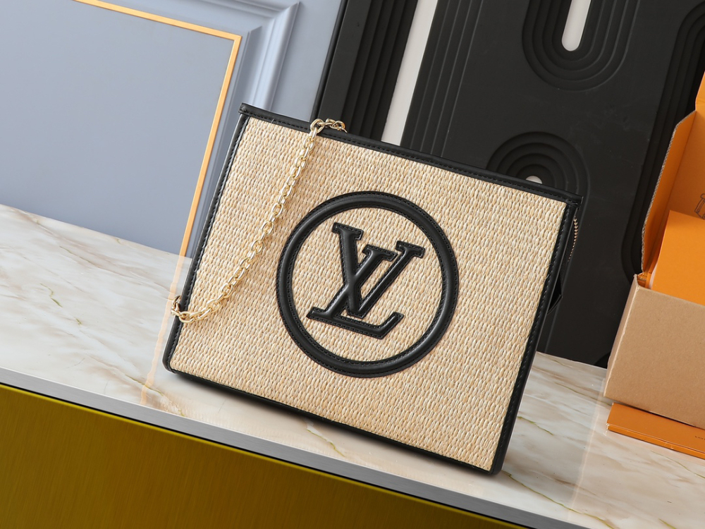 LOUIS VUITTON TOILETRY POUCH ON CHAIN M81366 (9.8*7.9*2.2cm)