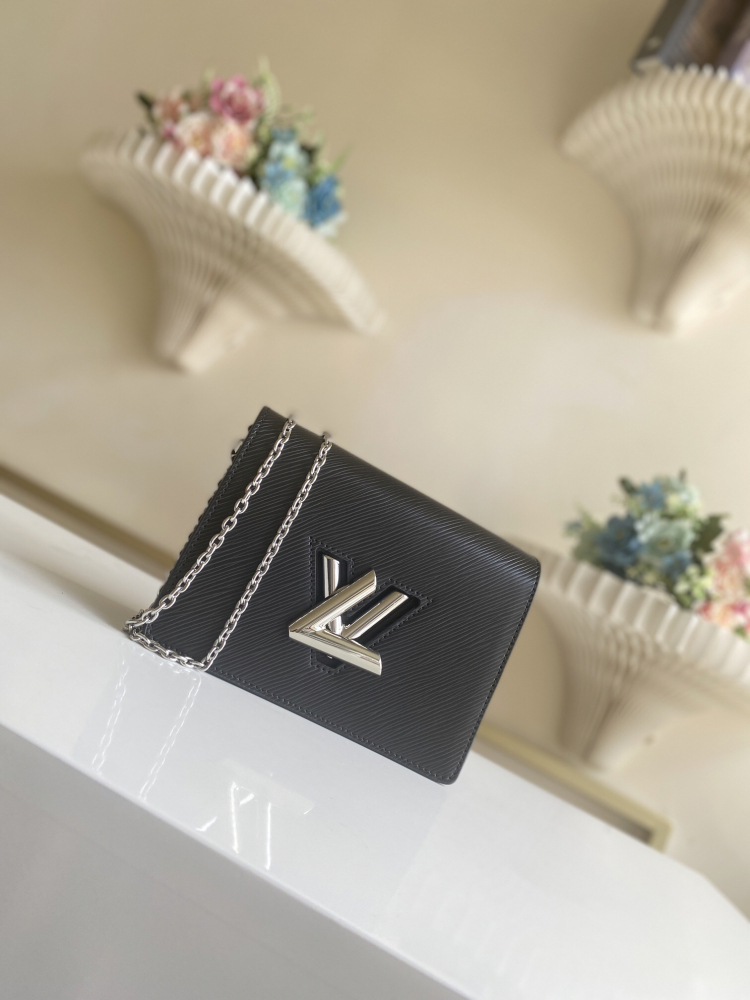 LOUIS VUITTON TWIST BELT CHAIN POUCH M68750 (19*13.5*4.2cm)