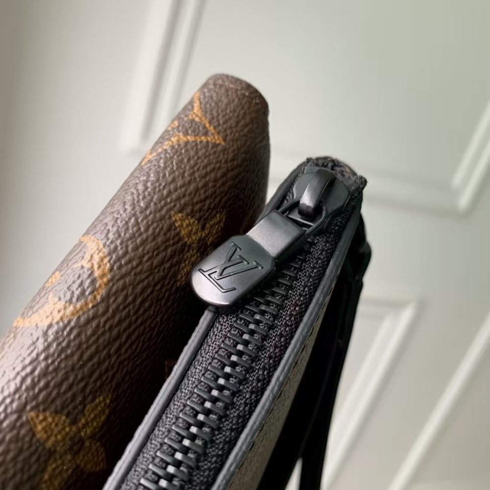 LOUIS VUITTON POCHETTE S-LOCK M82598 (28*22.5*3.5cm)