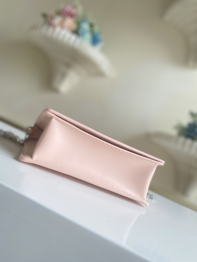 LOUIS VUITTON TWIST BELT CHAIN POUCH M68750 (19*13.5*4.2cm)