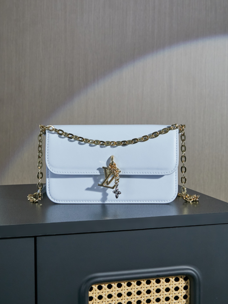 LOUIS VUITTON WALLET ON CHAIN LV BLOOM M14547 (20*11*4cm)