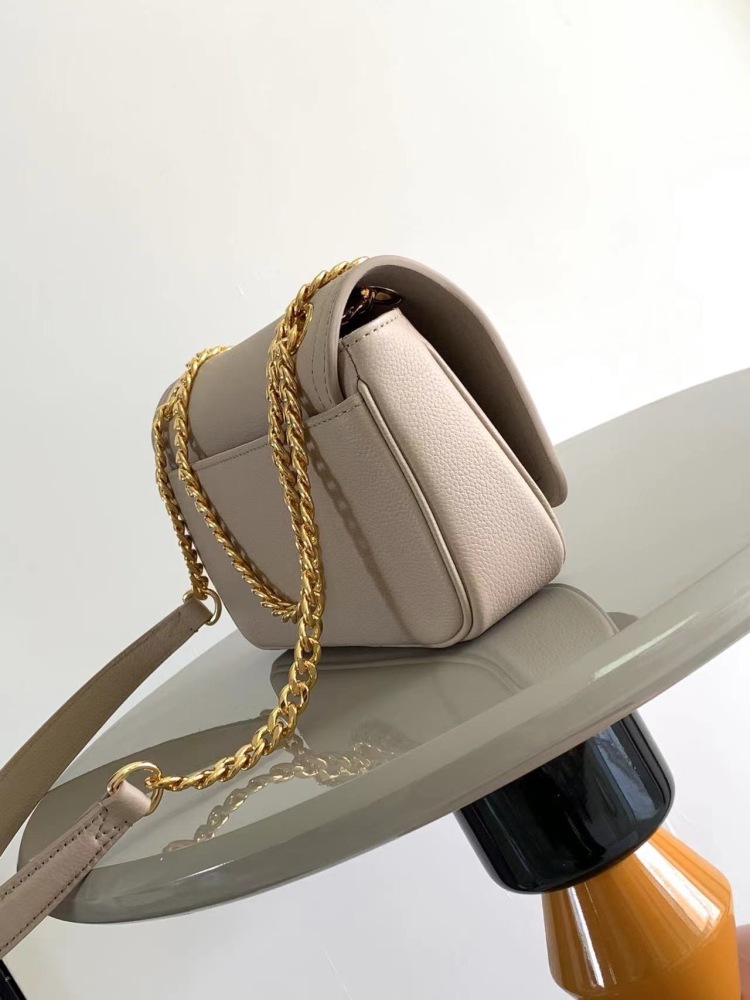 LOUIS VUITTON LOCKME CHAIN BAG EAST WEST M22304 (23.5*14*6cm)
