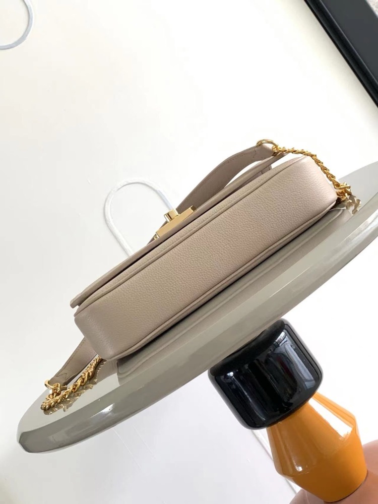 LOUIS VUITTON LOCKME CHAIN BAG EAST WEST M22304 (23.5*14*6cm)
