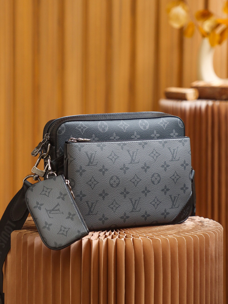 LOUIS VUITTON TRIO MESSENGER M69443 (25*18.5*7cm)