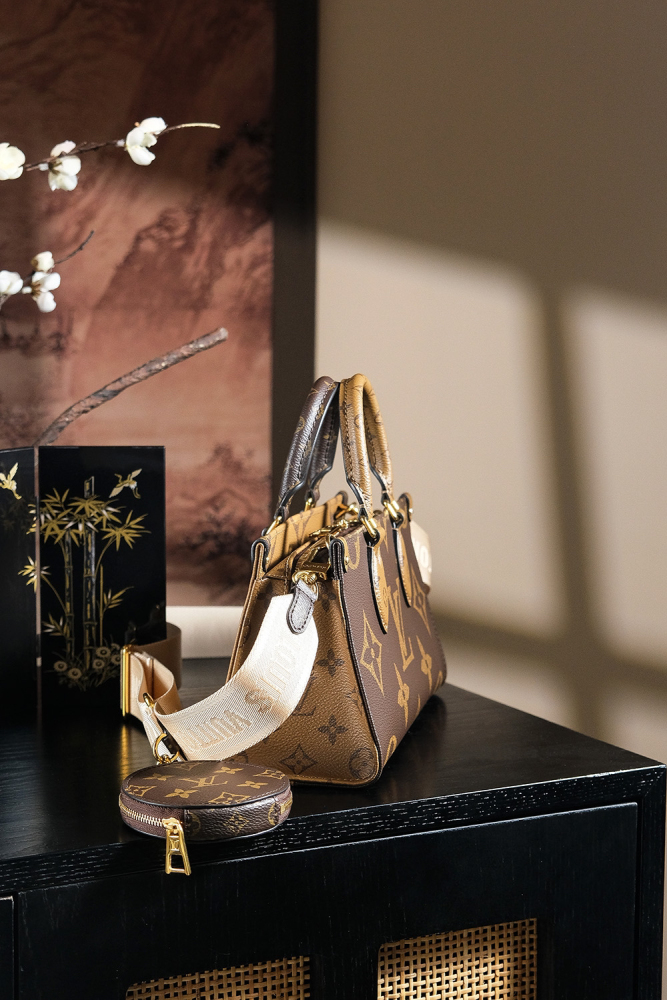 LOUIS VUITTON ONTHEGO EAST WEST M46653 (25*13*10cm)