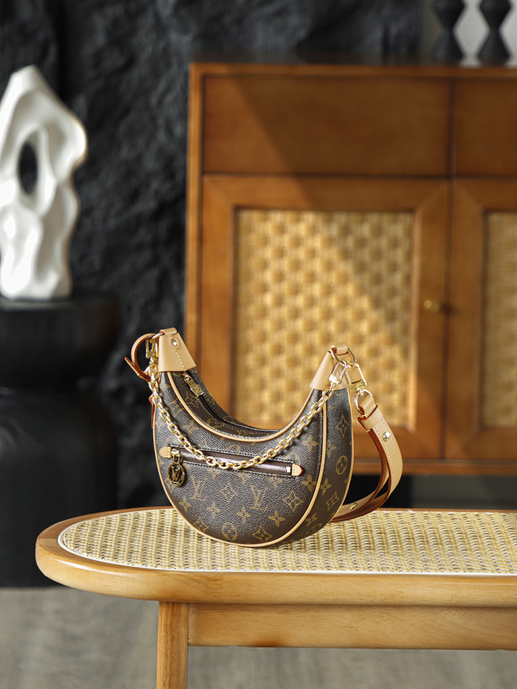 LOUIS VUITTON LOOP M81098 (24*22*6cm)