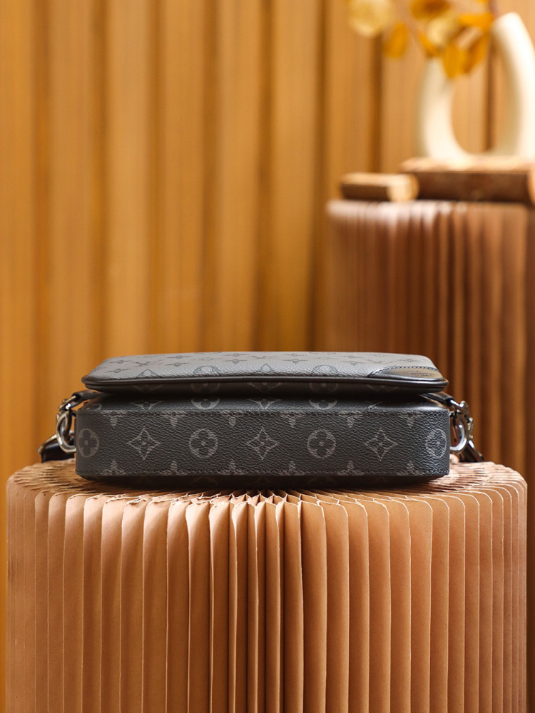 LOUIS VUITTON TRIO MESSENGER M69443 (25*18.5*7cm)